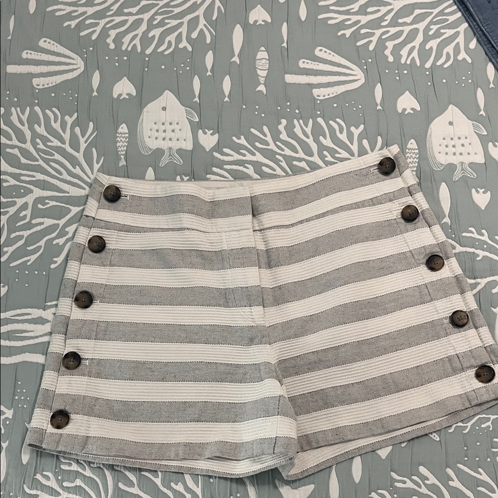 LOFT GRAY & WHITE STRIPED SAILOR SHORT/ SIZE 2 / LIKE NEW